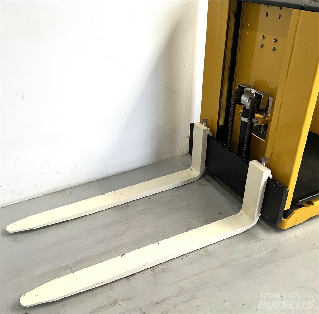 Hyster K1.0L Medium lift order picker