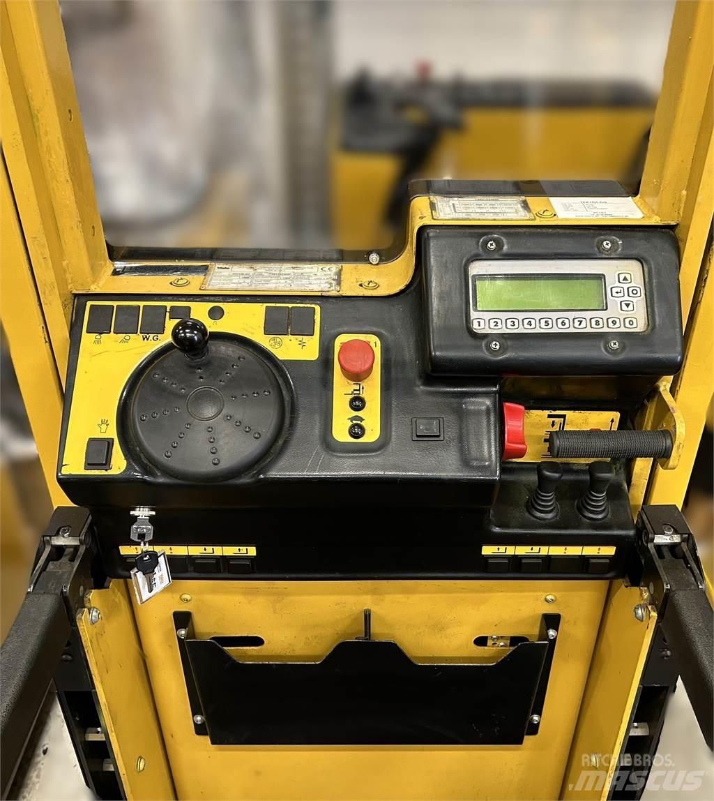 Yale MO10E-SL Medium lift order picker
