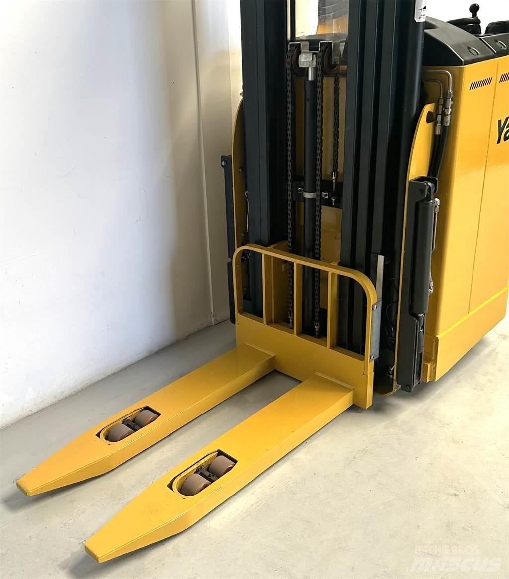 Yale SMS12S Self propelled stackers