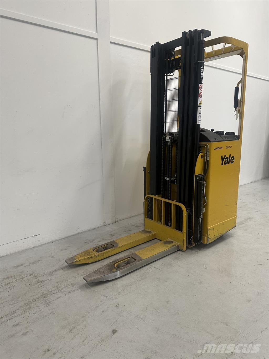 Yale SMS15S Self propelled stackers