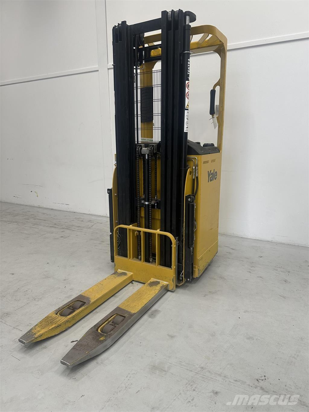 Yale SMS15S Self propelled stackers