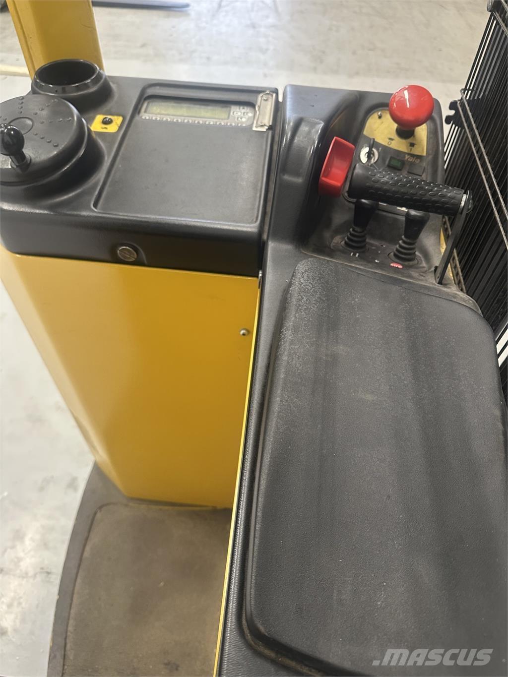 Yale SMS15S Self propelled stackers