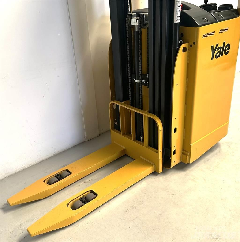 Yale SMS15S Self propelled stackers