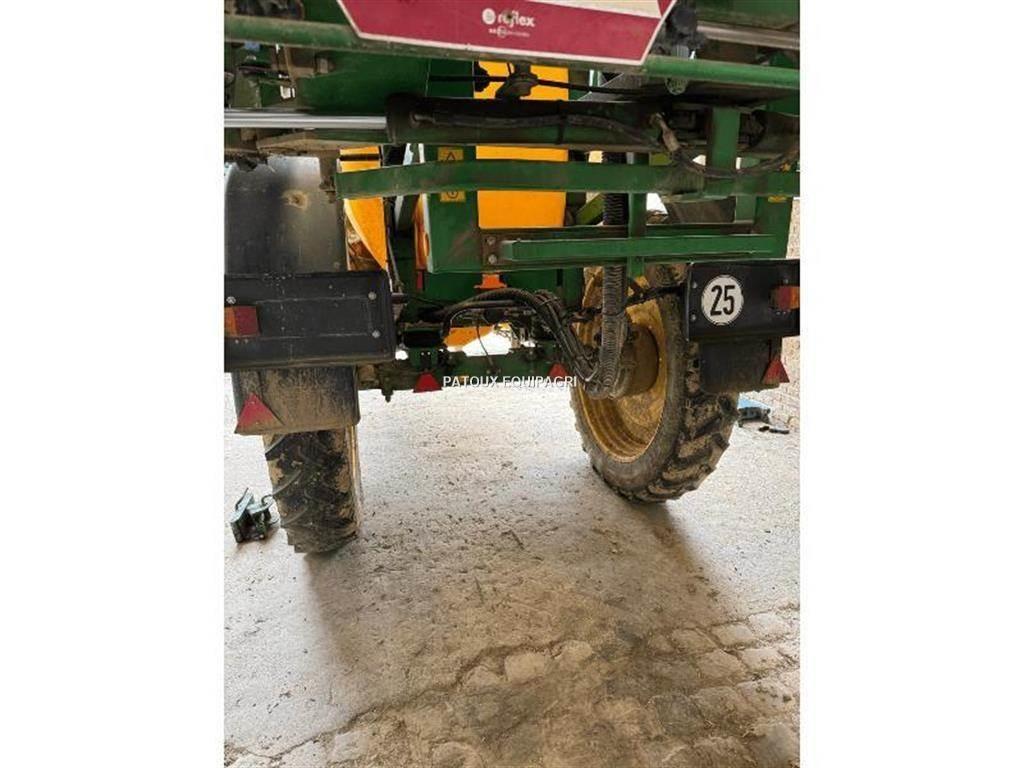 John Deere 832I Trailed sprayers