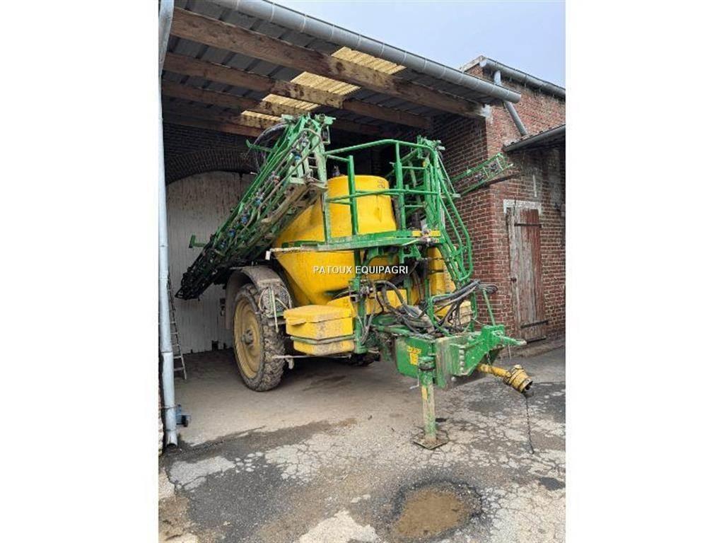 John Deere 832I Trailed sprayers