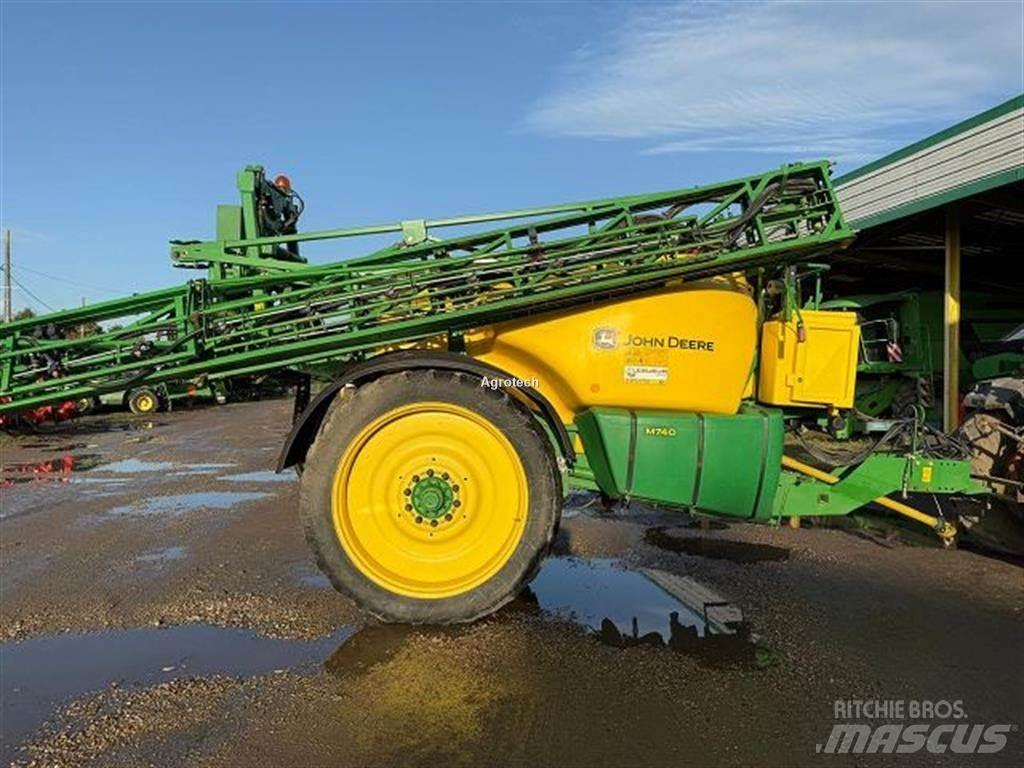 John Deere M740 Trailed sprayers