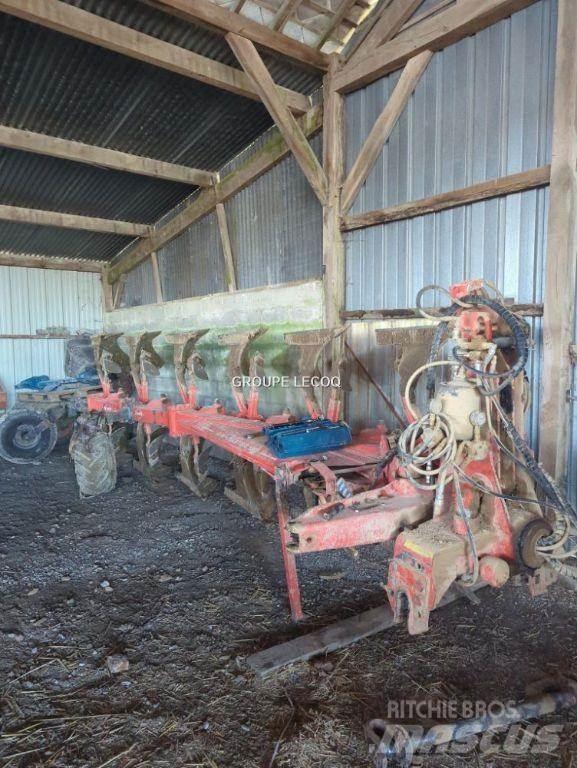 Kuhn VM 180 Ploughs