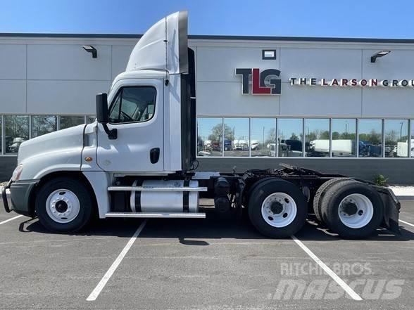 Freightliner CASCADIA 126 Prime Movers