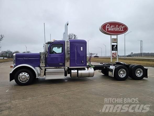 Peterbilt 589 Prime Movers