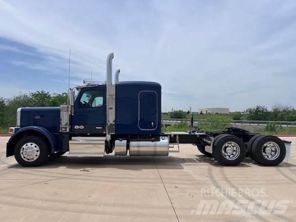 Peterbilt 589 Prime Movers