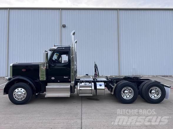 Peterbilt 589 Prime Movers