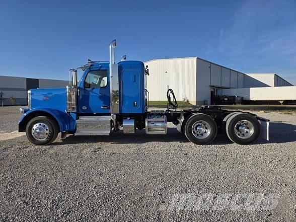 Peterbilt 589 Prime Movers