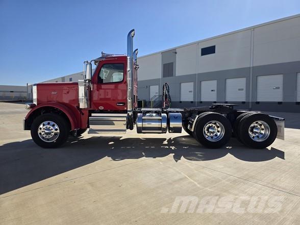 Peterbilt 589 Prime Movers