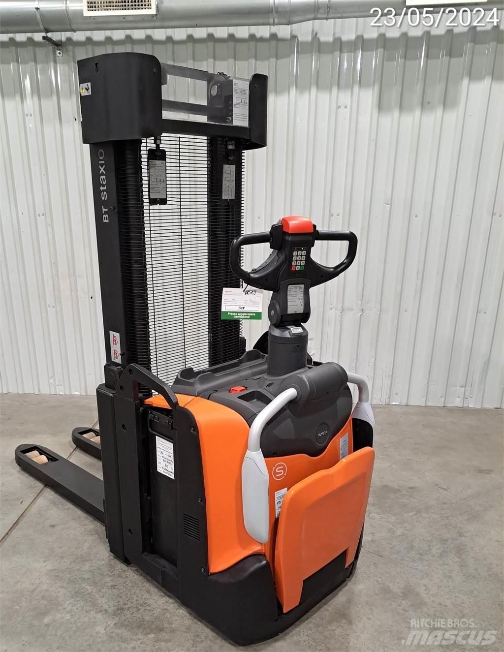 BT SPE140L Pedestrian stacker