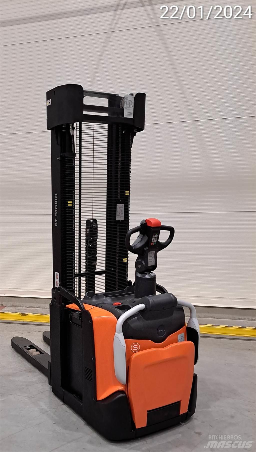 BT SPE160 Pedestrian stacker