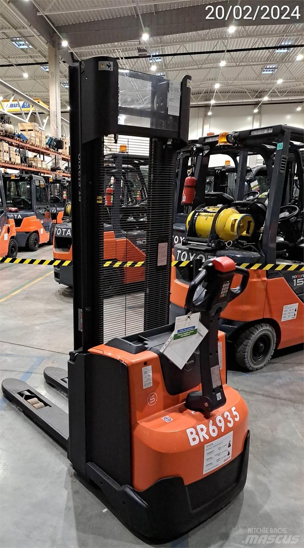 BT SWE100 Pedestrian stacker