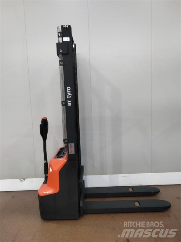 BT SHE100 Hand pallet stackers