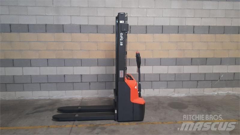 BT SHE100 Hand pallet stackers