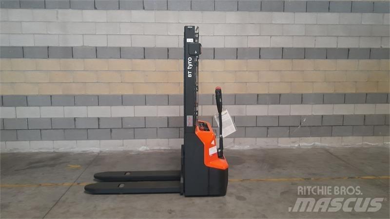 BT SHE100 Hand pallet stackers