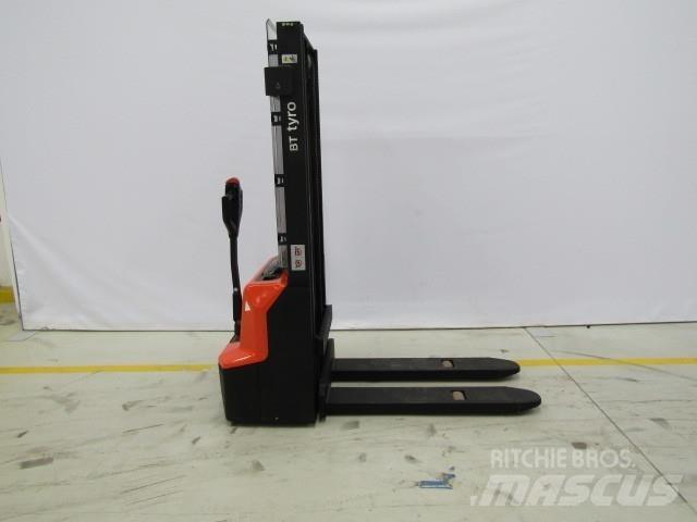 BT SHE100 Hand pallet stackers