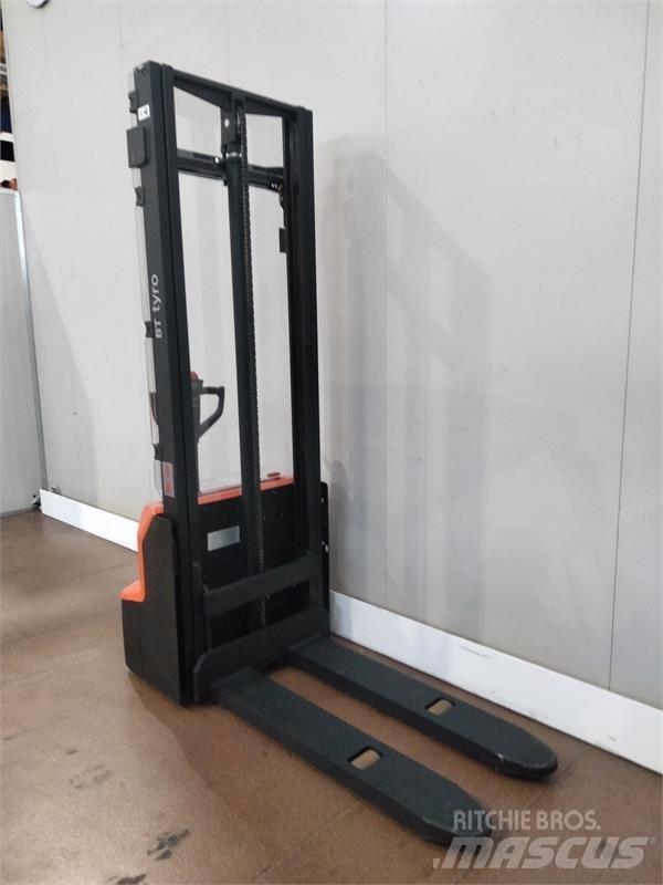 BT SHE100 Hand pallet stackers