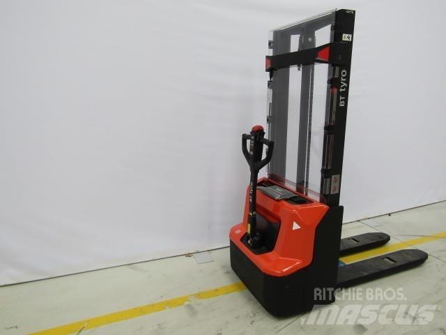 BT SHE100 Hand pallet stackers