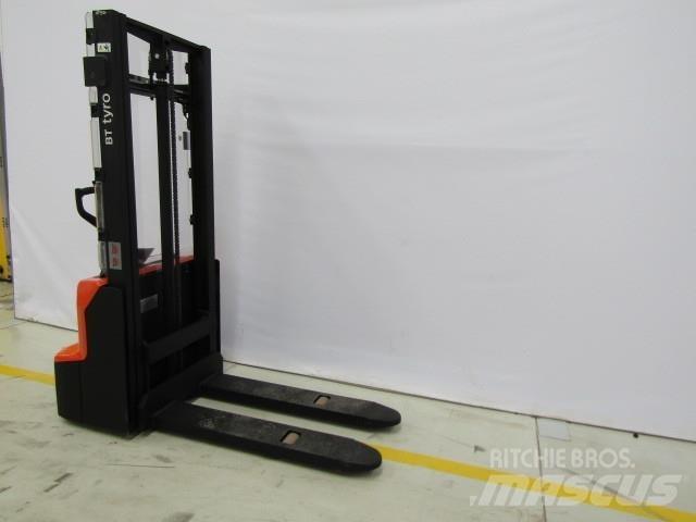 BT SHE100 Hand pallet stackers