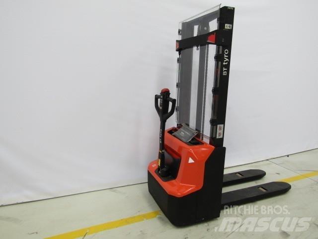 BT SHE100 Hand pallet stackers