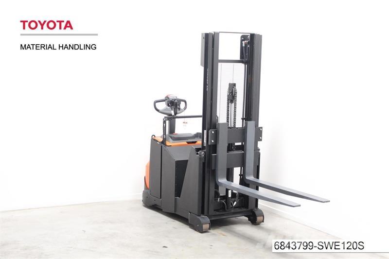 BT SWE120S Pedestrian stacker