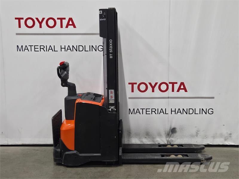 BT SWE120L Pedestrian stacker