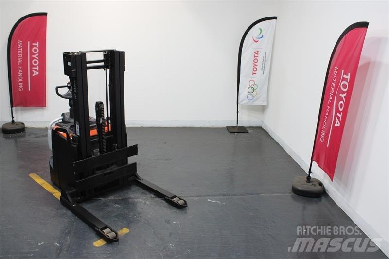 BT SPE140S Pedestrian stacker