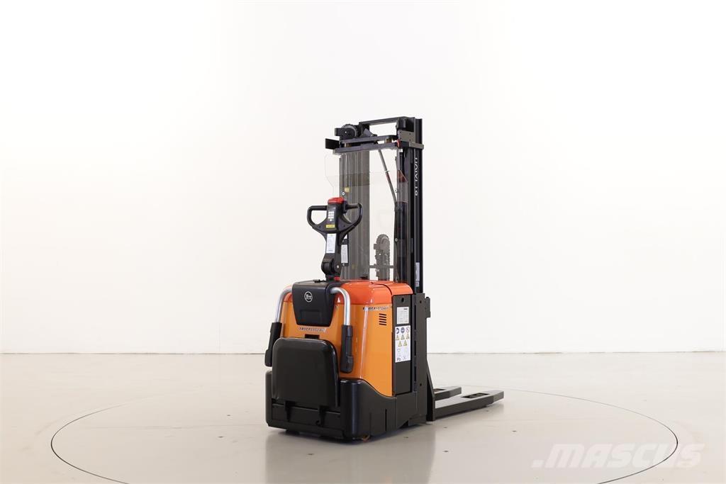 BT SPE125L Pedestrian stacker