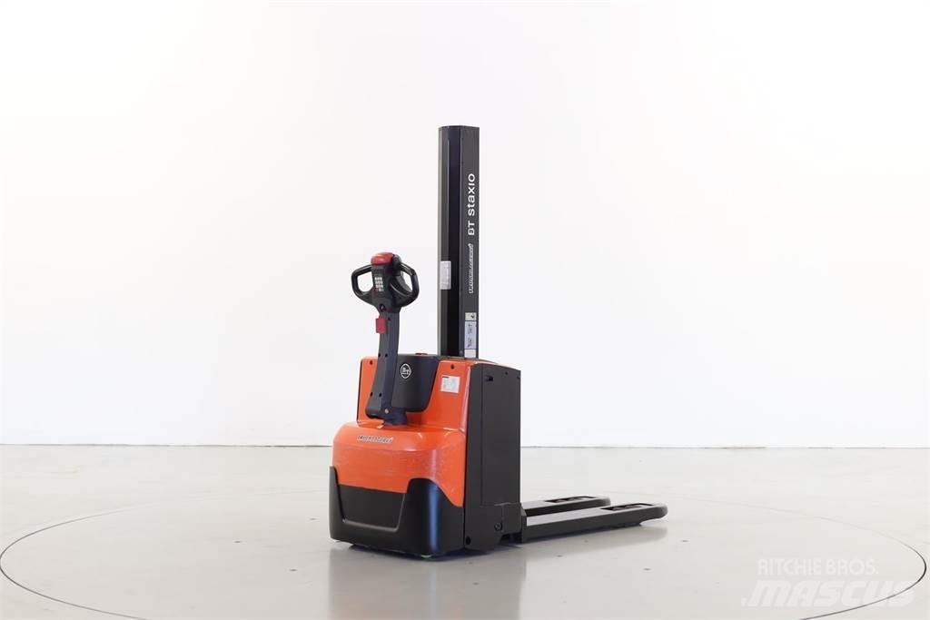 BT SWE-080-L Pedestrian stacker