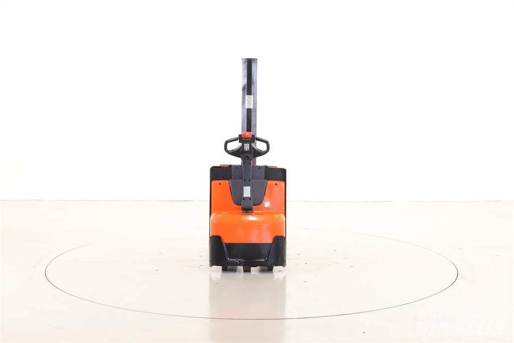 BT SWE-080-L Pedestrian stacker