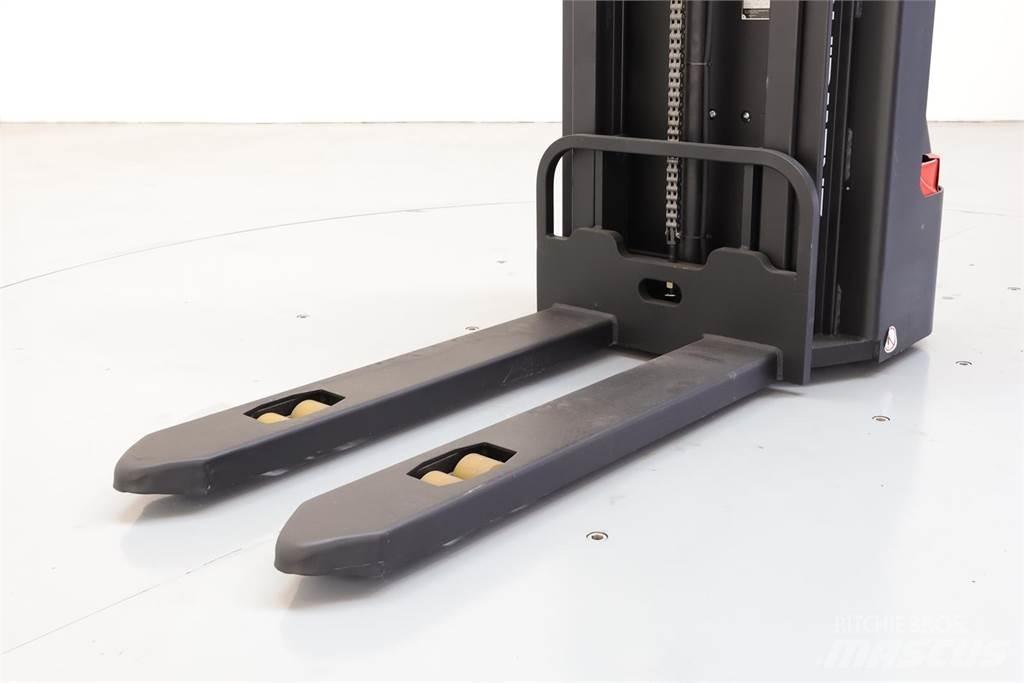 EP ES15-15ES Pedestrian stacker