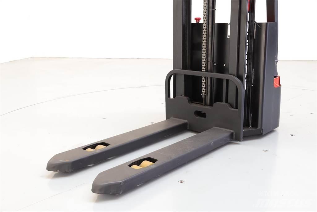 EP ES15-15ES Pedestrian stacker