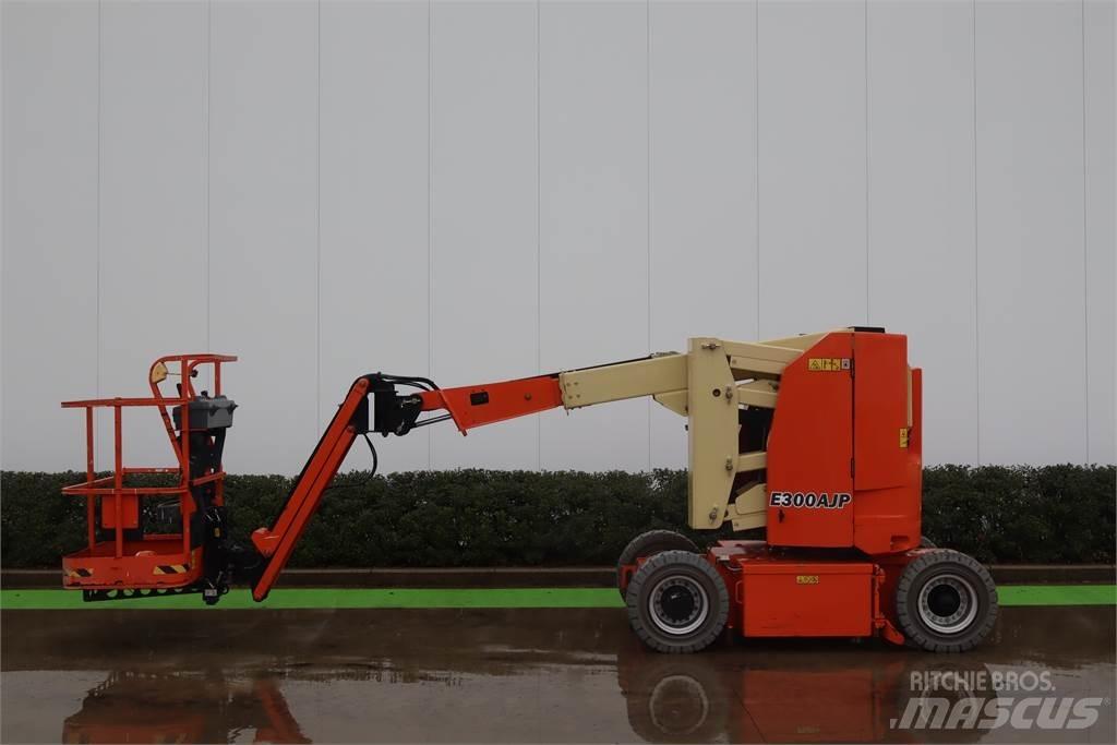 JLG E300AJP Articulated boom lifts