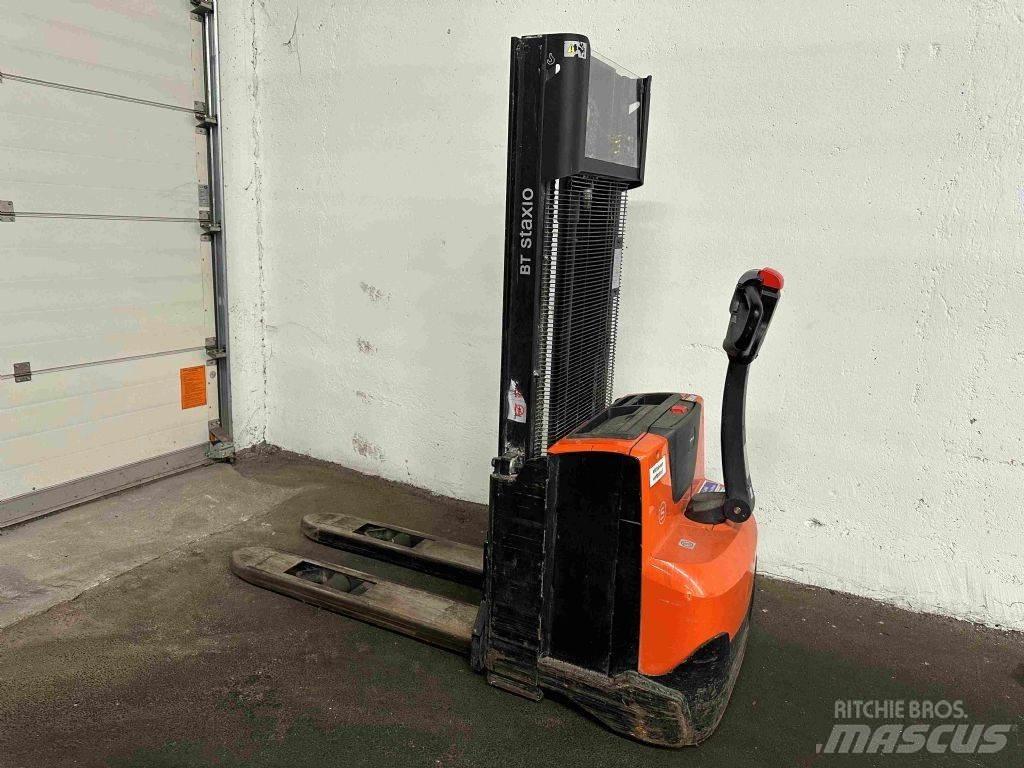 BT SWE 100 Pedestrian stacker
