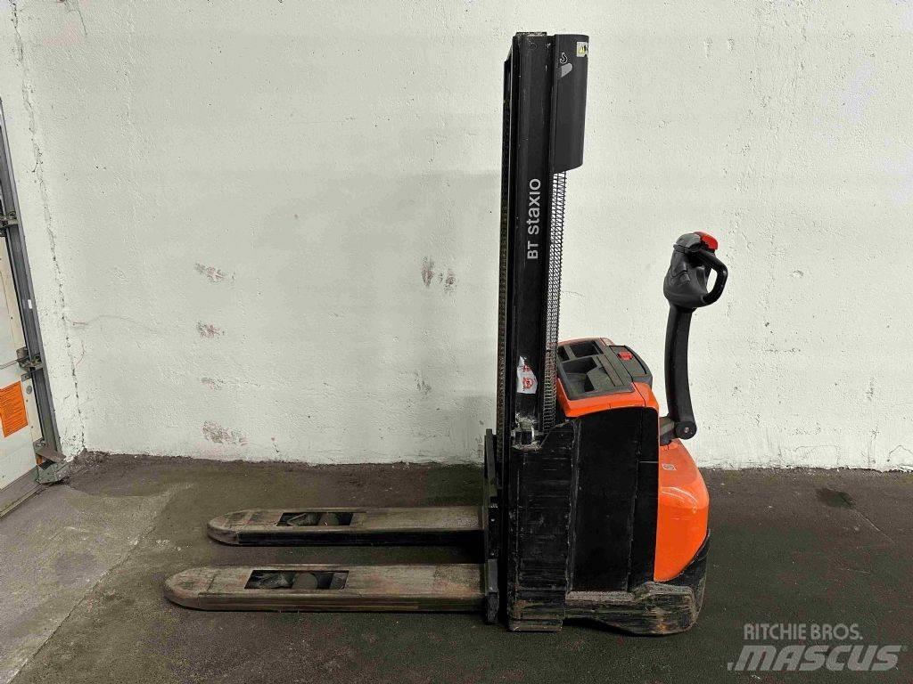 BT SWE 100 Pedestrian stacker