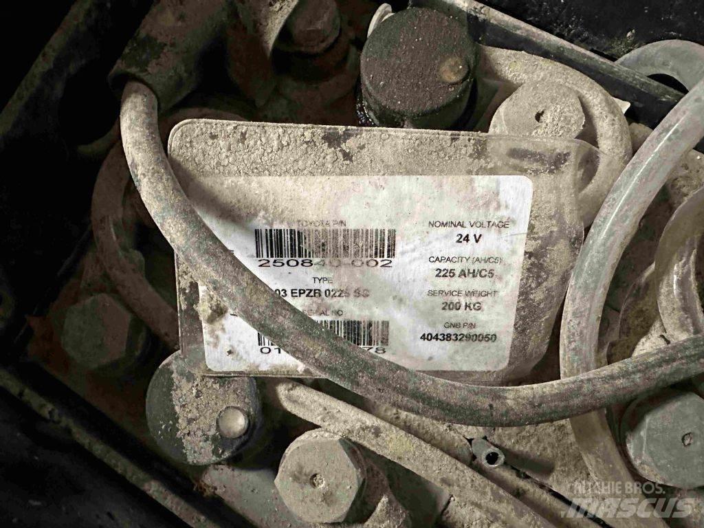 BT SWE 100 Pedestrian stacker