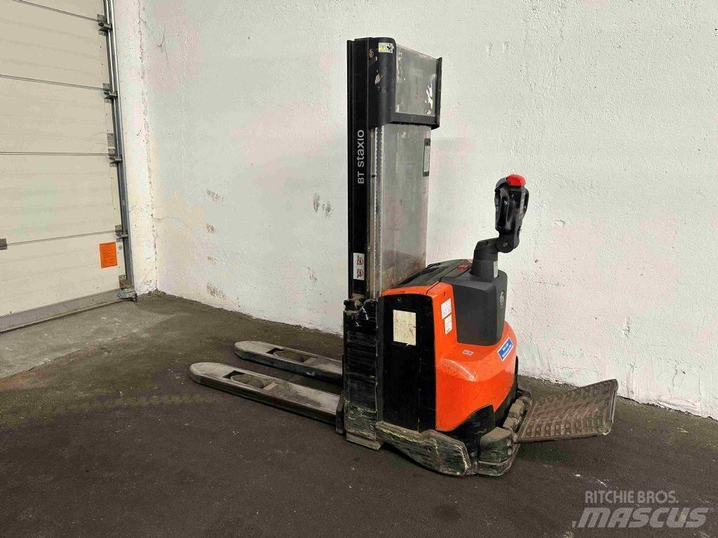 BT SWE 100 Pedestrian stacker