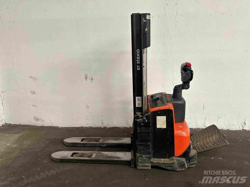 BT SWE 100 Pedestrian stacker