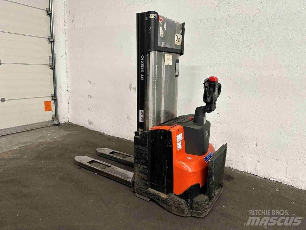 BT SWE 100 Pedestrian stacker
