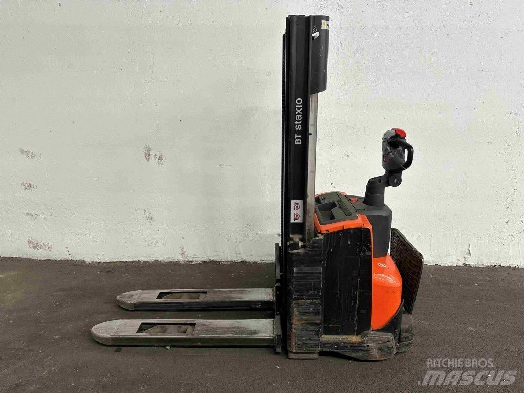 BT SWE 100 Pedestrian stacker