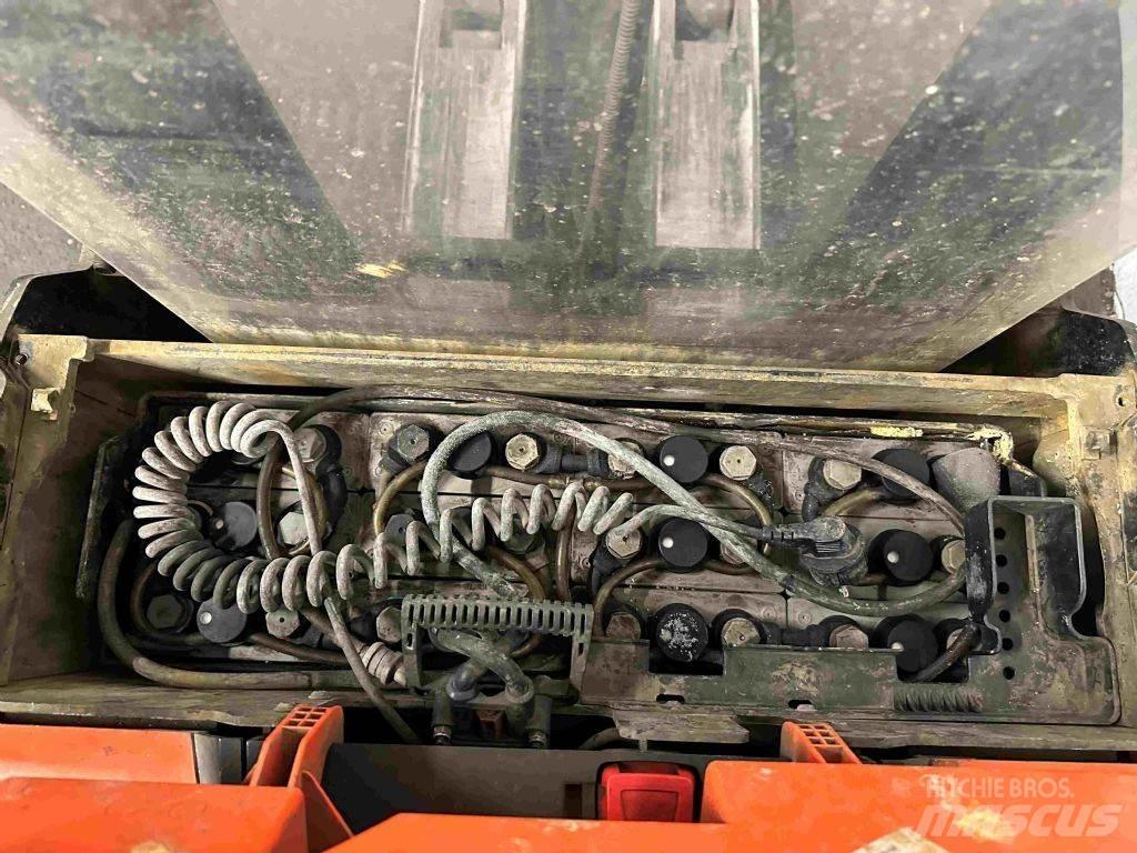 BT SWE 100 Pedestrian stacker