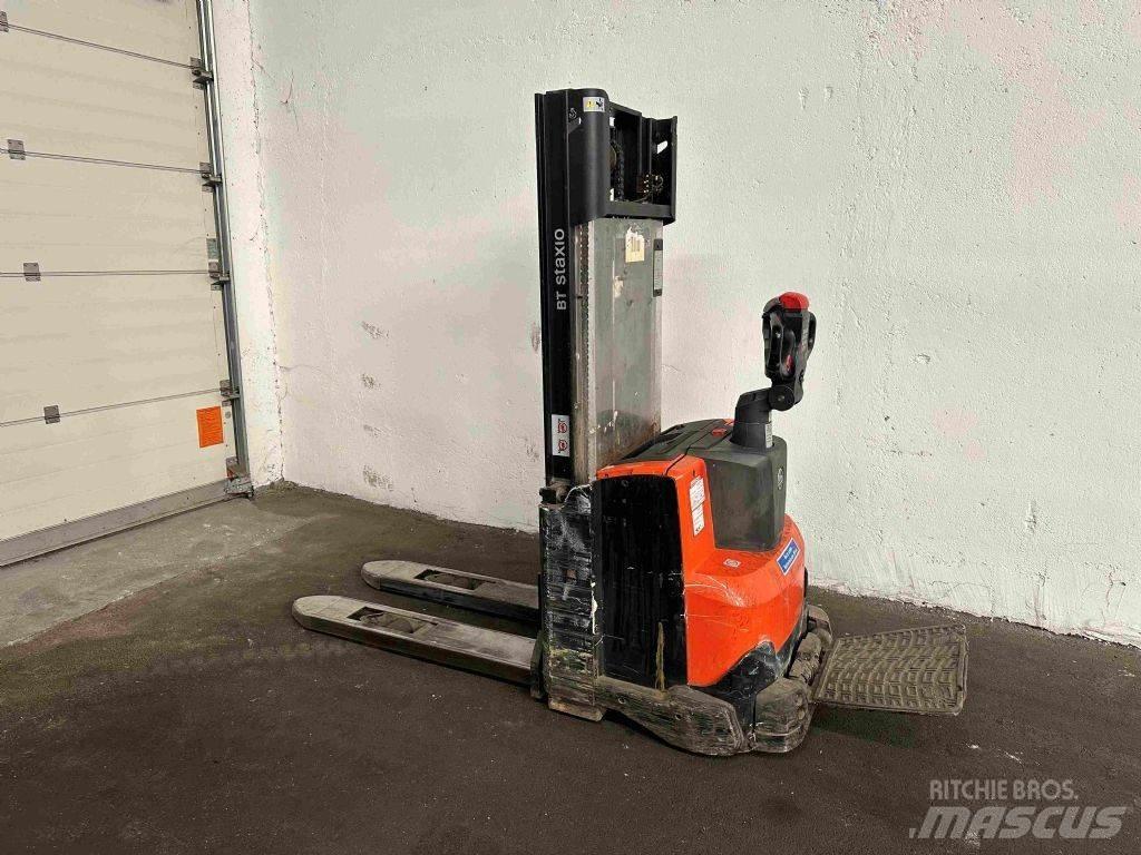 BT SWE 100 Pedestrian stacker