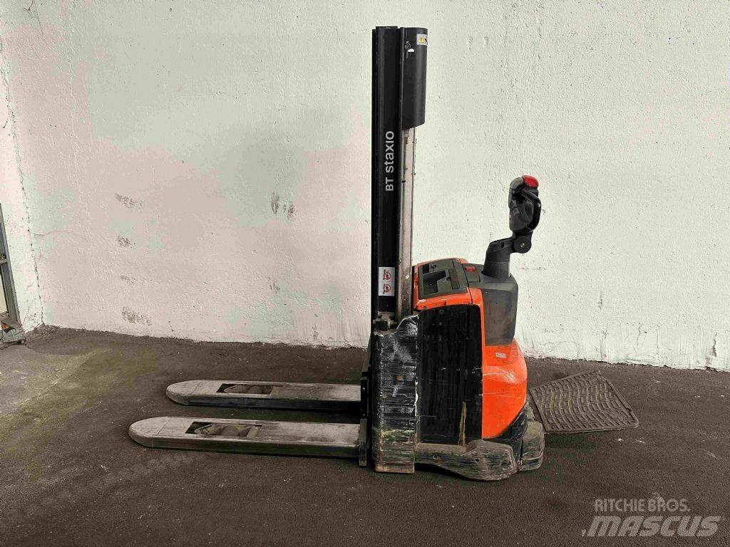 BT SWE 100 Pedestrian stacker