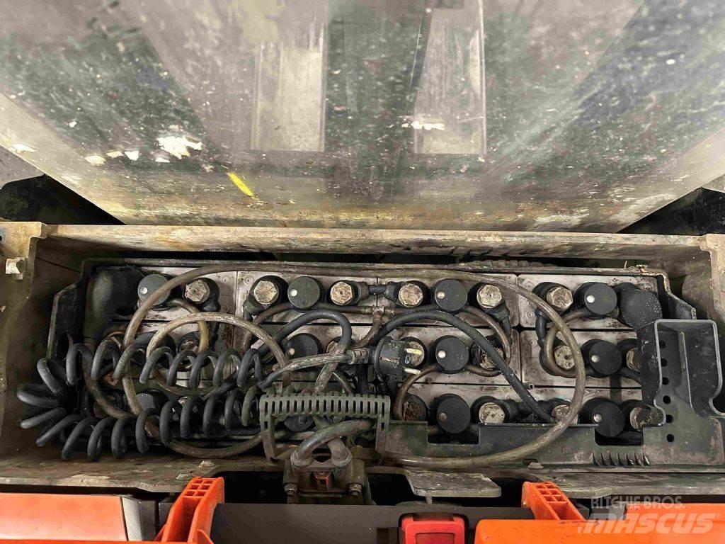 BT SWE 100 Pedestrian stacker