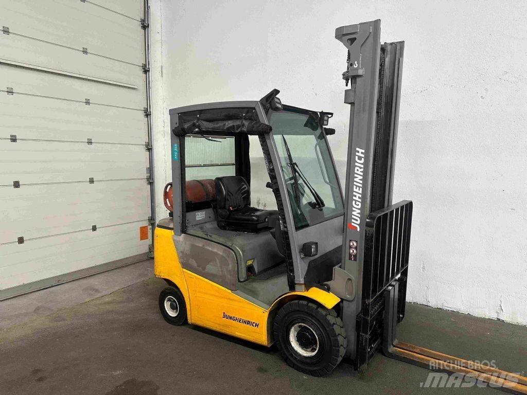 Jungheinrich TFG 316 LPG trucks