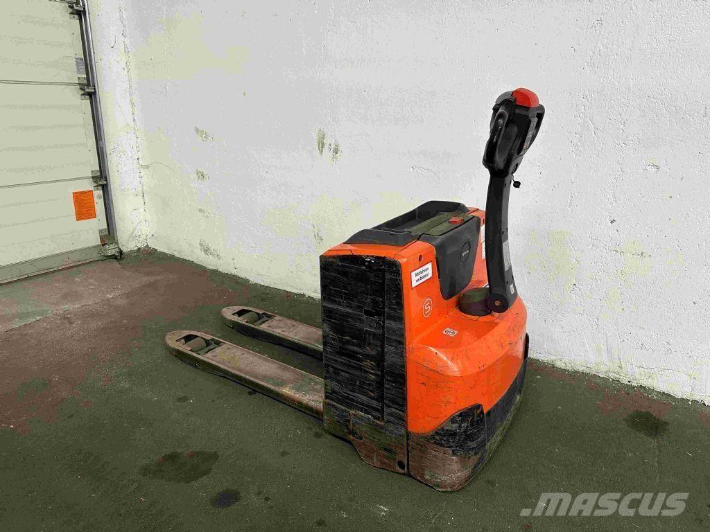 Toyota LWE 200 Low lifter